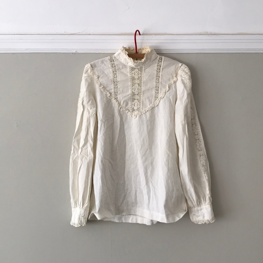 ✨VINTAGE Ruffled High Neck LACE Blouse✨